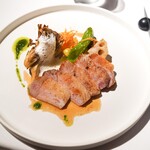 レストラン ラリューム - 鹿児島産スジアラをブランシャでふっくらと焼き上げ、サラダ菜クーリーと甲殻類のエッセンス、シトロネルのエキュームを添えて