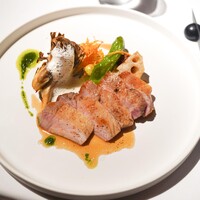 レストラン ラリューム - 鹿児島産スジアラをブランシャでふっくらと焼き上げ、サラダ菜クーリーと甲殻類のエッセンス、シトロネルのエキュームを添えて