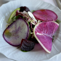 ブラッスリー ポール・ボキューズ 大丸東京 - 北海道産カラフル大根と赤ビーツのサラダ