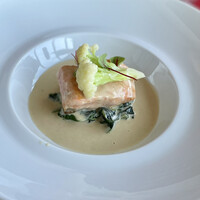 ブラッスリー ポール・ボキューズ 大丸東京 - サーモンのポワレ オゼイユの香る白ワインソース