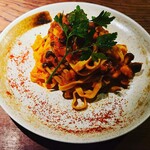 BEER CAFE CENTO ANNI - 燻製鴨と黒オリーブのトマトパスタです。