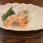 勢麟 - 先付け
      車海老、茄子、ピーマン南蛮漬け、天竜川天然スッポンの卵焼き