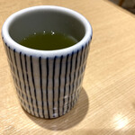 Atsuta Houraiken - 初めに提供されてから15分程で、新しいお茶と取り替えられました。細かい配慮には好感が持てます。急須は感染対策からテーブルに置いてはおけないでしょうし、そういった側面からも取り替えられると思われます。