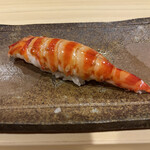 すし繁 - ランチおまかせ握り７０００円。車海老。甘みと旨味の強い味わいに、味噌の部分のコクが加わり、絶品の一品です（╹◡╹）（╹◡╹）