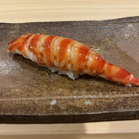 すし繁 - ランチおまかせ握り７０００円。車海老。甘みと旨味の強い味わいに、味噌の部分のコクが加わり、絶品の一品です（╹◡╹）（╹◡╹）