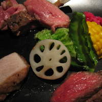 オッジ ダルマット 西麻布店 - 羊肉、豚肉、牛肉とお野菜のメインディッシュ