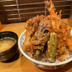Nihombashi Tendon Kaneko Hannosuke - 天丼。お味噌汁が付きます。お漬物は食べ放題♪