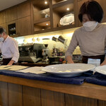 カフェ・ル・プティ・ニ・トロワ - 厨房のおふたり