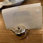 カフェ・ル・プティ・ニ・トロワ - 可愛らしいポット型の精算用注文書差し