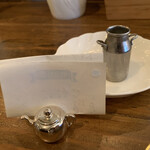 カフェ・ル・プティ・ニ・トロワ - 可愛らしいセット