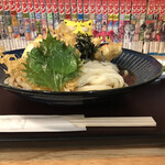 とり玉天うどん　880円（税込）　※横からも