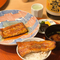 東京竹葉亭 南御堂店 - 鰻の蒲焼き1匹　半分白米に乗せて