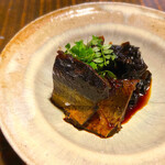 薮蕎麦 宮本 - 蕎麦前のアテは、にしん棒
      甘く炊かれたニシンに、木の芽が鮮やか