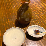 薮蕎麦 宮本 - 蕎麦前は熱燗で
      蕎麦味噌を楊枝で舐めながら、蕎麦を待ちます