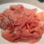 JOEAT CAFE - ◯プロシュートと黒トリュフサラミの盛り合わせ¥1,000…なんて贅沢な盛り方！(*´Д｀*)うれC〜♪