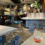 JOEAT CAFE - テーブル席にお邪魔して…腰を落ち着かせた私たち。この後店内満席に。