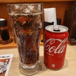 Matsunoya - ジョッキと共に普通のコカ・コーラの缶350mlがお先に到着