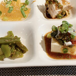 施家菜 - 左:山クラゲ漬物、右:ピータン豆腐