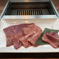 焼肉うしごろ 新宿三丁目店 - お肉は全9枚（本日の厳選赤身はカメノコ）