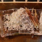 酒場かんかん - 窯揚げシラス。こちらに添えてあるミョウガも合う。
