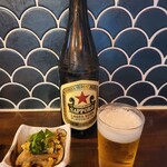 酒場かんかん - 赤星でスタート。お通しは鶏肉とアサリの卵とじ。お通しからして凝っています。