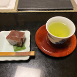 山みず木 - ウェルカムドリンクと羊羹