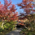 山みず木 - 玄関の紅葉