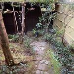 山みず木 - お部屋から部屋の露天風呂を望