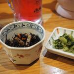 卓 - ひじき煮物、野沢菜漬けその２