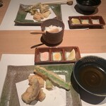 天ぷら 旬和食 あきら - つゆはあっさり系、塩2種、レモン/天麩羅　アスパラ、ほたて、エリンギ