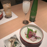 天ぷら 旬和食 あきら - 先付、刺身　かつお・たこ・鯛？