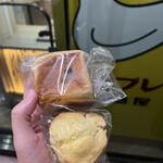 豊島屋 売店 - 駅前の豊島屋でパンをハチワレさんに買ってもらった！嬉しくて記念撮影！