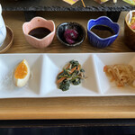 Rakuajidokoro Yoshinoren - 副菜と天つゆ、串カツのタレ