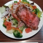 はんばあぐ處 ぎんごんちゃん。 - ローストビーフサラダ。お肉はスジもなく適度な歯応え、ソースはパンチが効いて良く合います。