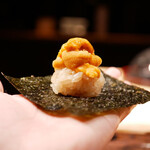 Sushi Honten Noboru - ◇塩水雲丹の手巻き
                        瑞々しく馴染む雲丹はクリアな味、パリッとした海苔の風味が磯感を伝えて纏まる初球の味わい。