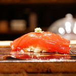 Sushi Honten Noboru - ◇漬け（インド鮪）
                        しなやかな身にたっぷり染み込んだ秘伝の漬けダレ。
                        にんにくのような風味が旨味を大きく引き出して膨らみます。