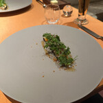 モノリス - ❹マリネしてから燻製をかけた鰆、柿、マッシュルーム、インゲン、ハーブのサラダ、ハチミツシェリービネガーを合わせたヴィネグリットソース、自家製カラスミ。