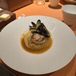 モノリス - ❺ホタテのポワレ、モンサンミッシェル産ムール貝、スープドポワソンのリゾット。