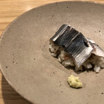 吉花 - 〆たこはだの旨味と麦の入った酢飯のほろほろした食感がさっぱりした味付けでまとまっていて、日本の美食の見本