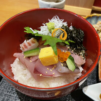 お料理 とみやま - 小さめのどんぶりに熱々こ白飯…刺身が温かい？？？