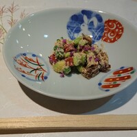 双葉寿司 - 茶色の揚げた麩？それの苦味がアクセントになっていて、ただの白和えには無い深みがあって美味しい！