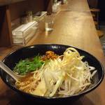 イツワ製麺所食堂 東神奈川店 - スーラー麺（ネギトッピング）とカウンター