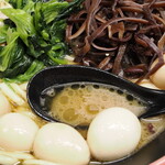 横濱家系ラーメン 勝鬨家 - 味玉、スープ