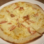 Yoiyoru Aratae - 桜えびとカラスミクリームチーズのピザ