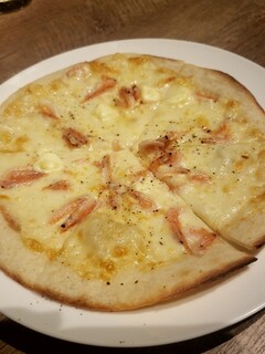Yoiyoru Aratae - 桜えびとカラスミクリームチーズのピザ