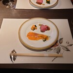 洋食 つばき - ●椿コース　6,600円
            ▶前菜の盛り合わせ
            
            ○自家製スモークサーモン
            紅富士サーモン使用
            
            旨みは感じるけれど、
            あまりスモーク感は感じなかった。