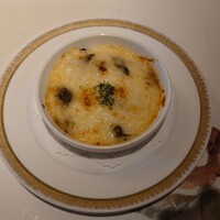 洋食 つばき - ▶季節のグラタン
                      ○きのこのグラタン
                      しめじ、特に舞茸の味わいが濃厚で良いねえ❕
                      
                      熱々で美味しい味わい。