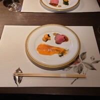 洋食 つばき - ●椿コース　6,600円
                    ▶前菜の盛り合わせ
                    
                    ○自家製スモークサーモン
                    紅富士サーモン使用
                    
                    旨みは感じるけれど、
                    あまりスモーク感は感じなかった。