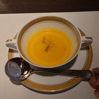 洋食 つばき - ○バターナッツと栗かぼちゃのスープ
                    バターナッツかぼちゃの
                    コクと甘さが生かされてて美味しい味わい。