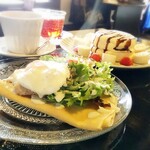カフェハックベリー - チョコいちごバナナパンケーキ　セット(￥1090)、ツナとチーズのクレープセット(￥930)。紅茶とコーヒーも。
